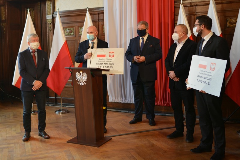 Drugi od lewej : Burmistrz Gminy Maszewo mgr Paweł Piesio