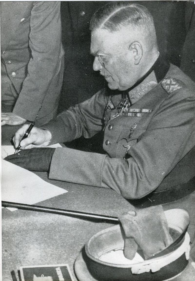 Gen. Alfred Jodl podpisujący akt bezwarunkowej kapitulacji Niemiec, 7 maja 1945 r. 