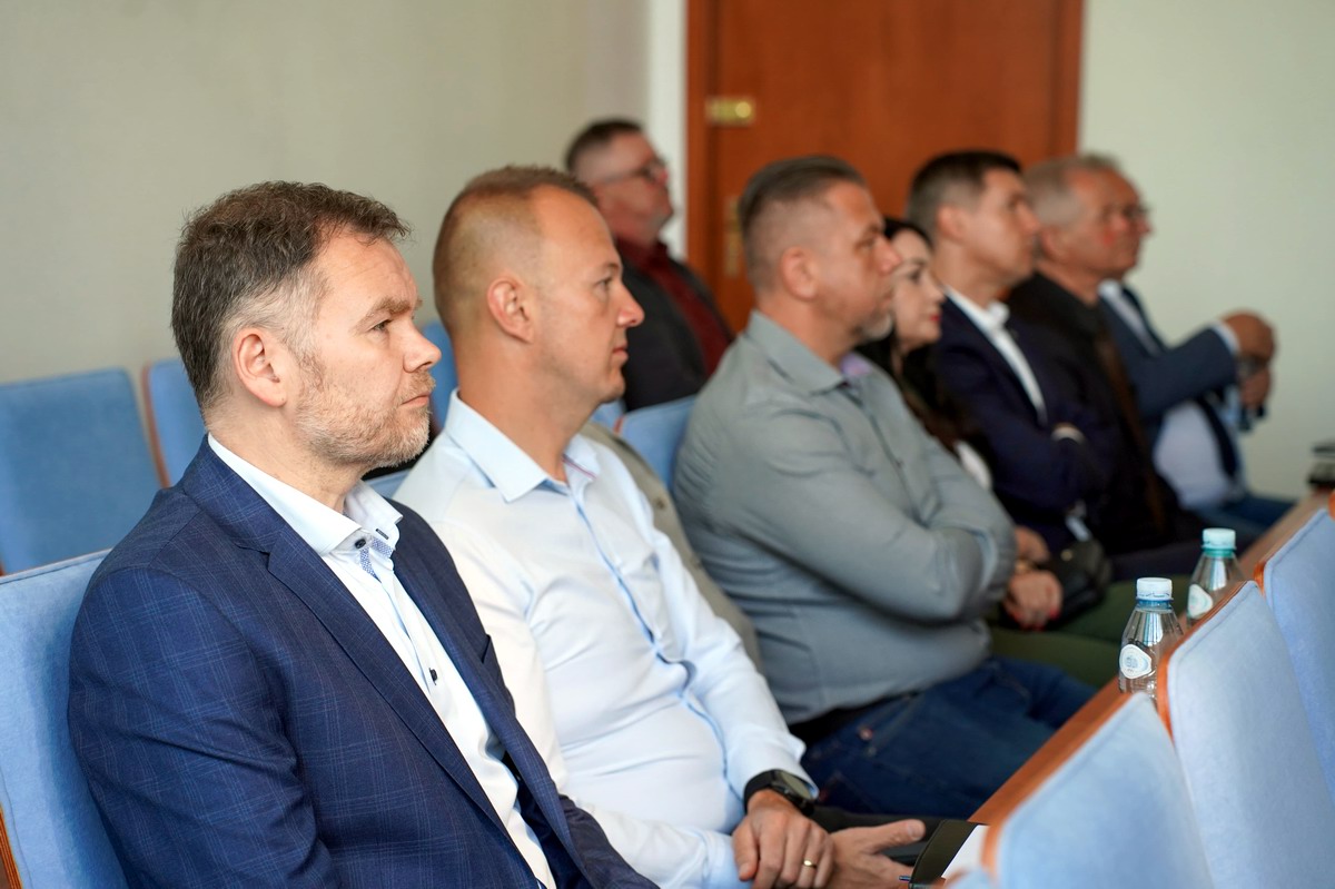 Drugi od lewej Burmistrz Gminy i Miasta Krzysztof Sypień