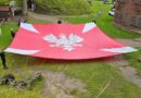 Wielka bandera na latarni morskiej w Świnoujściu