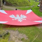 Wielka bandera na latarni morskiej w Świnoujściu