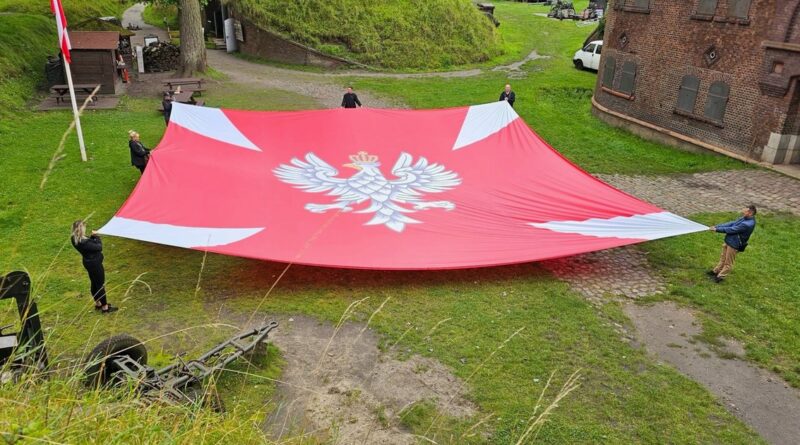 Wielka bandera na latarni morskiej w Świnoujściu Wielka bandera na latarni morskiej w Świnoujściu